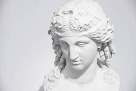 狄俄尼索斯的生育、植被和酒神狄俄尼索斯是奥林巴斯居民中最具争议的一个。迷人的年轻人做了很多笑话和有趣的其他人。宙斯的小儿子伴随着欢笑与欢乐.