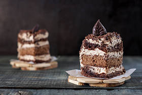 在一张木桌上是一块白色盘子上的一块蛋糕