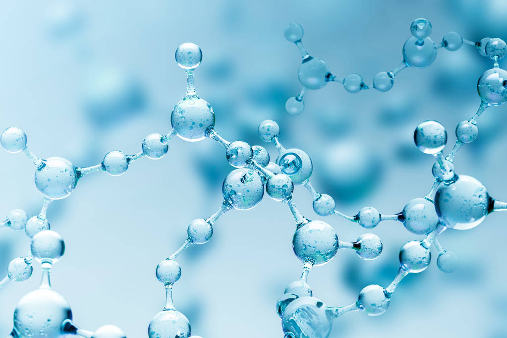 透明的蓝色抽象分子模型在模糊的蓝色分子背景。科学、化学、医学和微观研究的概念。3d 渲染复制空间