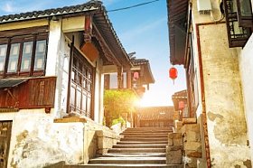 周庄, 中国是苏州地区著名的水上城市。长江以南有许多古老的城镇