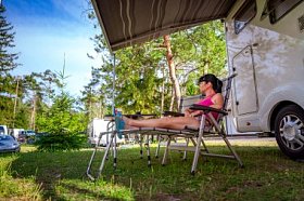 女人自然赛道附近休息。家庭度假旅行，在赛道 Rv，旅行车车假期度假之旅