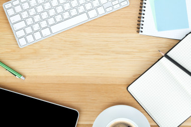 办公用品、 小工具和杯咖啡图片