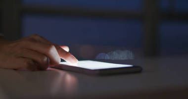 人在夜间使用手机