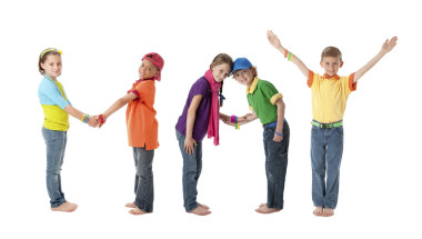 多元文化兒童一起工作到窗體字母表中的字母