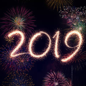 新年前夕2019烟花在黑背景下