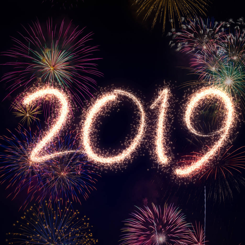 新年前夕2019烟花在黑背景下