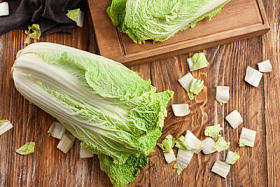 木桌新鲜熟白菜图片