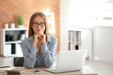 在辦公室工作的女青年