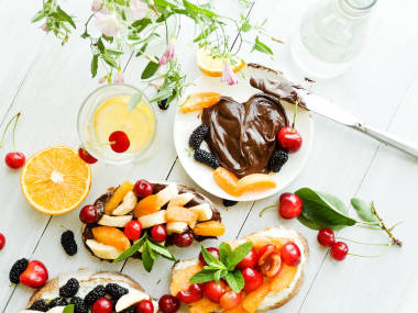 用巧克力和奶酪敬酒, 用浆果和水果来传播。浅自由度