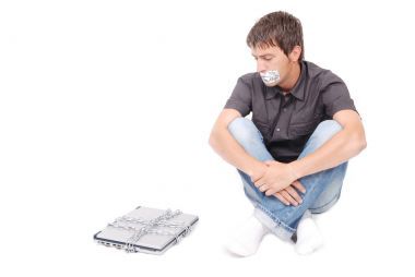 與男子喊嘴和鏈接的筆記本電腦