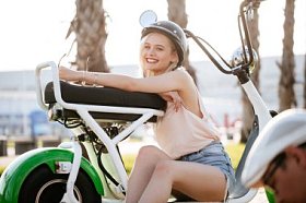 旅游女性用电动自行车游览城市周边