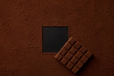 可可粉與方形復(fù)制空間和巧克力黑色背景 