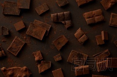 黑色背景上美味巧克力片的頂級視圖