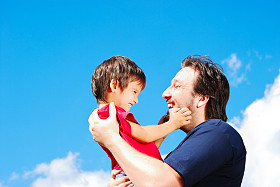 快乐的父亲和他的儿子户外图片