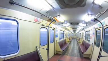 地鐵列車 timelapse 中不明身份的乘客。人們進(jìn)出