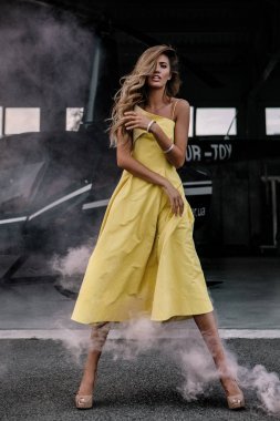 漂亮的小女孩在游艇上, 喜欢爬山, 坐直升飞机, 穿着漂亮的衣服, 在海边微笑和笑女人, 开朗快乐的人, 难以置信的看法, 大胆和自由, 环游世