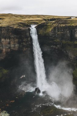 冰岛景观与 Haifoss 瀑布和绿色丘陵的鸟瞰图