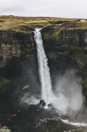 冰岛景观与 Haifoss 瀑布和绿色丘陵的鸟瞰图