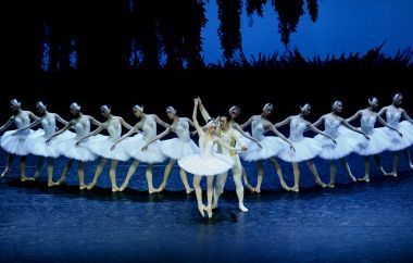 中國國家芭蕾舞團在舞臺上執(zhí)行