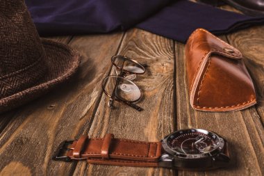 木桌上男性 accessroies 安排的特写图