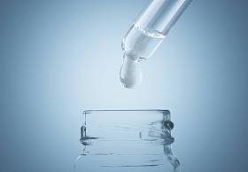 从移液器滴入玻璃瓶图片