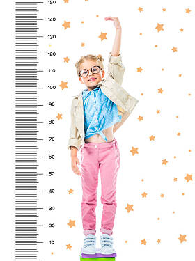 快乐的孩子在眼镜站在一堆书被更高的孤立白色与明星和增长措施