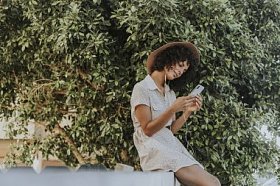 在植物园里听音乐的美丽女人图片