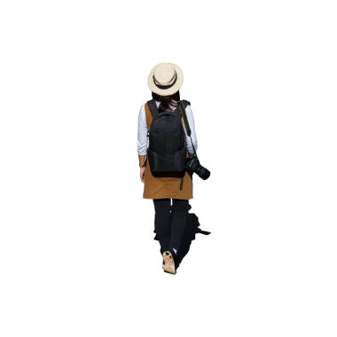 后視圖亞洲女性游客, 她穿著休閑風(fēng)格的日本. 與簡(jiǎn)單的黑色背包和相機(jī)與鏡頭后查出的白色背景與裁剪路徑