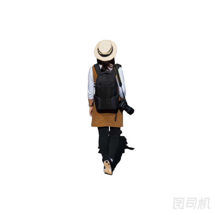 后視圖亞洲女性游客, 她穿著休閑風(fēng)格的日本. 與簡單的黑色背包和相機(jī)與鏡頭后查出的白色背景與裁剪路徑