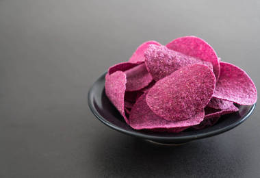 紅薯薯片桌上圖片