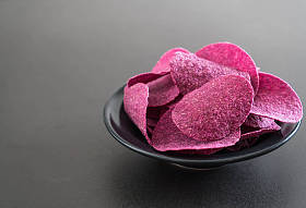 红薯薯片桌上图片