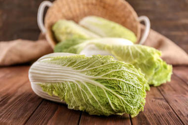 木桌新鲜熟白菜