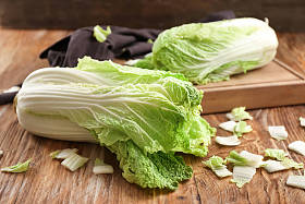 木桌新鲜熟白菜