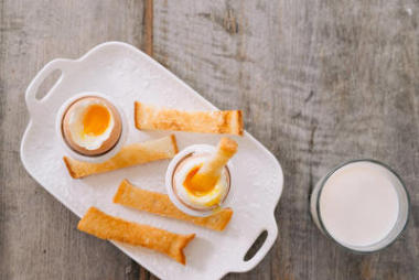 棕色桌上的軟煮蛋