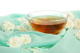 玻璃茶杯子和鲜花图片