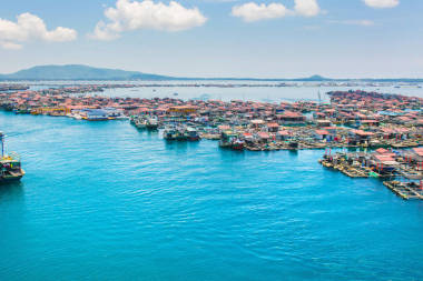 美丽的景色的泻湖与白色的沙子和棕榈树, 绿松石海。从顶部查看