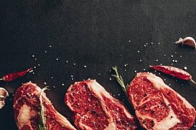 厨房表面生肉牛排和香料的高视图