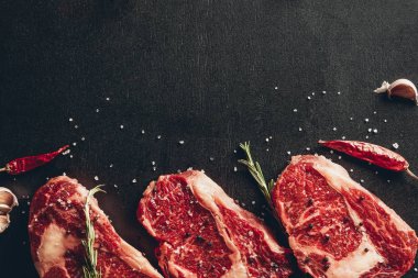 厨房表面生肉牛排和香料的高视图