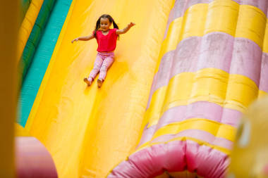 快乐的小女孩，在蹦床上玩