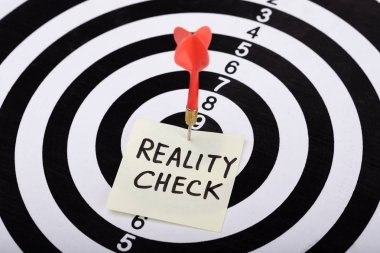 在粘滯便箋上檢查單詞的飛鏢和箭頭的特寫