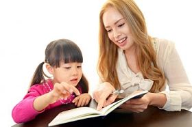 英语老师学习的女孩