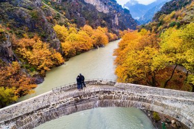 Konitsa 古桥和 Aoos 河鸟瞰图希腊秋季