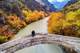 Konitsa 古桥和 Aoos 河鸟瞰图希腊秋季