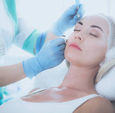 眉毛的永久化妝品。美容院里眉毛濃密的漂亮女人的衣服