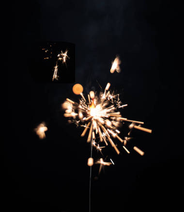 圣誕節(jié)閃閃發(fā)光的煙花黑色背景。圣誕節(jié)日裝飾照明元件。神奇的金色火花燈 