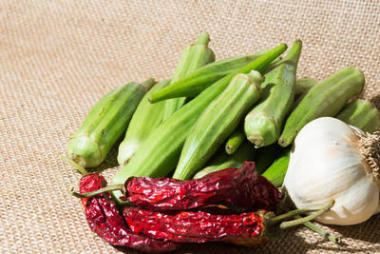 褐色布上炖秋葵配方的配料