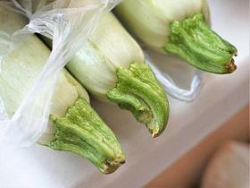 三新鲜蔬菜骨髓位于窗台上。特写镜头末端, 顶部视图