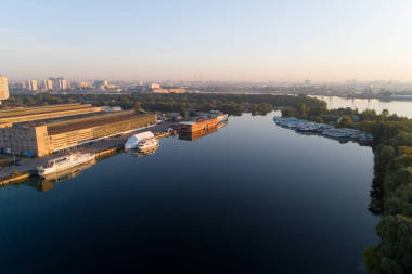 機(jī)動(dòng)船在莫斯科河的泊位上。日出時(shí)