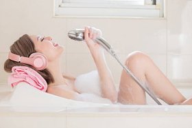 美女在浴缸里戴耳机唱歌图片