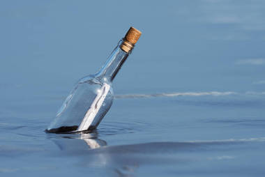 漂浮在海面上的瓶子里的信息